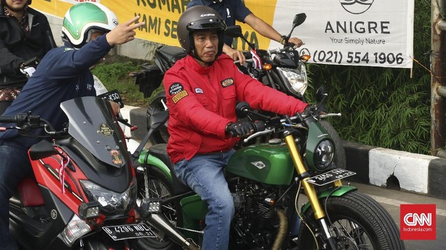 Saat melakukan kunjungan ke Tangerang, Jokowi 'pamer' motor modif barunya yang berwarna hijau metalik.