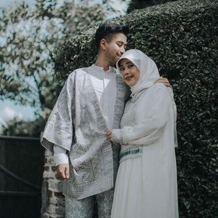 <p><a href="https://hot.detik.com/main-stage/d-4281537/ada-warna-merah-di-lagu-i-dont-mind-dari-vidi-sheryl-jevin?_ga=2.144585269.1496769011.1541129336-503247584.1538538553" target="_blank">Vidi Aldiano </a>menjuluki Bunda Besbarini dengan Syahrini KW. Lucu banget sih Vidi! (Foto: Instagram @vidialdiano)</p>