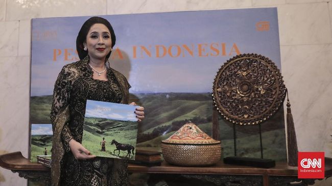 Memasuki usia 50 tahun, istri pengusaha Chairul Tanjung, Anita Ratnasari Tanjung meluncurkan sebuah buku bertajuk 'Pesona Indonesia'.