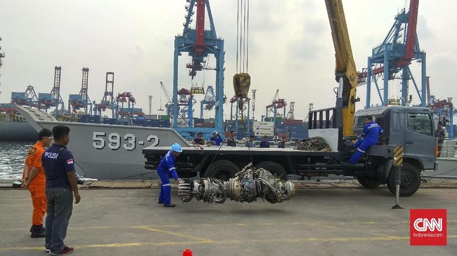 Tim SAR Gabungan membawa temuan turbin pesawat Lion Air JT-610 ke Posko Taktis JICT II, Pelabuhan Tanjung Priok, Jakarta pada Minggu (4/11).