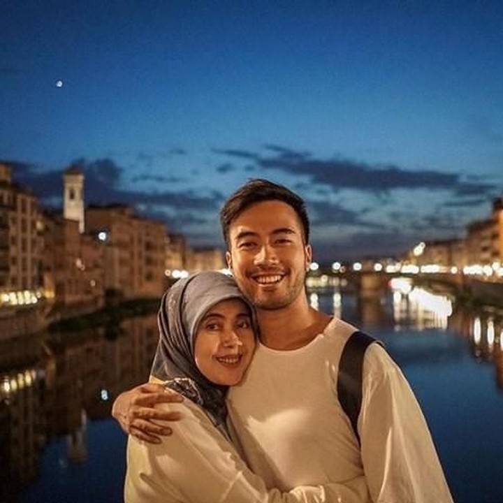 <p>Pakai baju dengan warna senada, dengan backround foto cahaya lampu dan air yang tenang bikin hati adem ya, Bun. (Foto: Instagram @vidialdiano)<br /><br /></p>