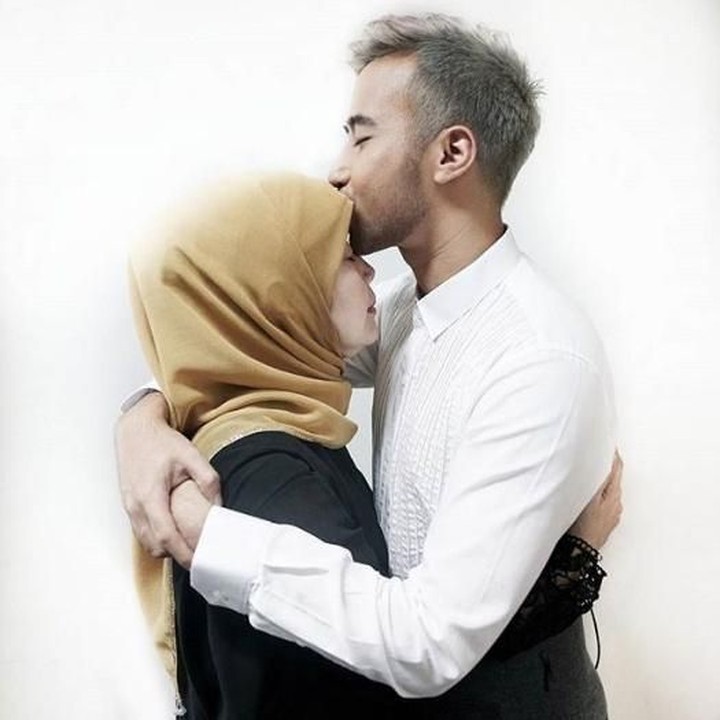<p>Muach! Sweet banget Vidi cium kening bundanya. (Foto: Instagram @vidialdiano)</p>