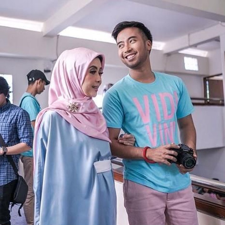 <p>Bukti kalau mereka dekat banget dilihat dari warna baju yang kompak dipakai. (Foto: Instagram @vidialdiano)<br /><br /></p>