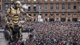 FOTO: Serangan Laba-laba Mesin di Tengah Kota Toulouse