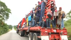 VIDEO: Kelelahan Berjalan, Imigran Nekat Numpang Truk