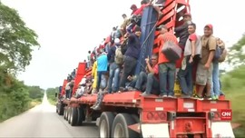 VIDEO: Kelelahan Berjalan, Imigran Nekat Numpang Truk