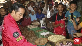 Jokowi Blusukan Cek Harga Bahan Pokok ke Pasar Anyar