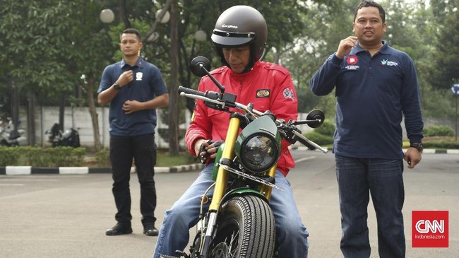 Motor custom kedua Presiden Joko Widodo digarap di rumah modifikasi Katros Garage menggunakan basis Kawasaki W175.
