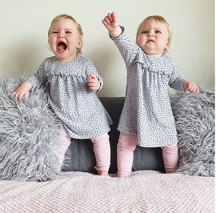 6 Foto Imut Bayi Kembar yang Bikin Kita Senyum-senyum Sendiri 6 Foto Imut Bayi Kembar yang Bikin Kita Senyum-senyum Sendiri
