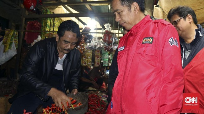 "Saya orang Boyolali lho Pak Jokowi," kata penjual ikan di pasar Anyar kepada Jokowi saat kunjungan kerjanya ke Tangerang.