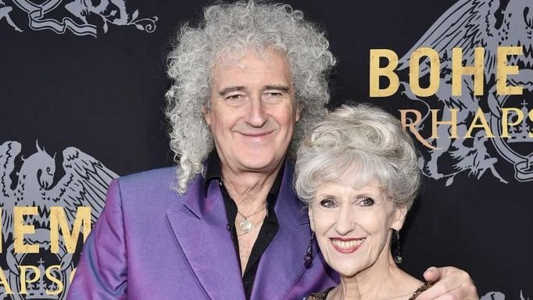 Gitaris legenda dari band rock Queen, Brian May sangat bersyukur hingga 18 tahun pernikahan, ia masih bersama sang istri Anita Dobson.