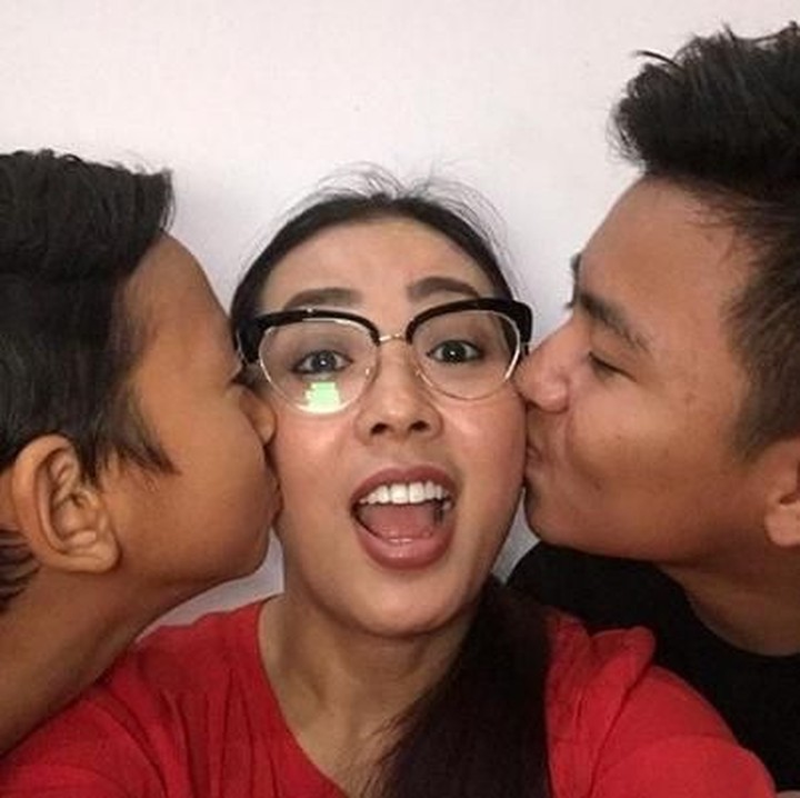 <p>Wah bahagia banget nih Soimah dicium anak-anaknya. (Foto: Instagram @showimah)<br /><br /></p>