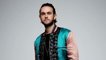 Kocak, Zedd Rayakan Halloween Pakai Kostum Wonder Woman