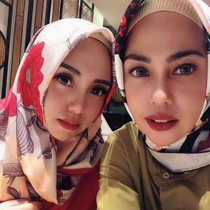 <p><a href="https://hot.detik.com/celeb/d-4286426/salma-diduga-hilang-ini-kata-sunan-kalijaga?_ga=2.136028017.1157048660.1541385462-503247584.1538538553" target="_blank">Salmafina Sunan</a> dan bundanya kayak kakak adik ya? Sama-sama cantik, he-he-he. (Foto: Instagram @heidysunan)</p>