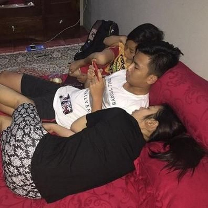 <p> Soimah dan kedua anaknya lagi santai nih. Mereka sederhana dan apa adanya banget ya, Bun. (Foto: Instagram @showimah)<br /> </p>
