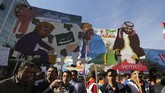 FOTO: Pekik 'Matilah Amerika' Menggema di Iran Pekik 'Matilah Amerika' menggema di penjuru Iran ketika ribuan orang berunjuk rasa menjelang penjatuhan kembali sanksi oleh Amerika Serikat pada Senin (5/11).