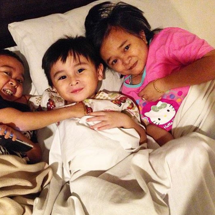 <p>Ichal happy banget nih ketika bermain dengan ayah dan tantenya di Blitar. ( Foto: Instagram @ichalomen02)</p>