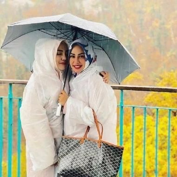<p>So sweet banget nih, <a href="https://hot.detik.com/celeb/4286115/cari-salmafina-sunan-kalijaga-segera-hubungi-atau-ayah-lapor-polisi" target="_blank">Salmafina Sunan</a> sepayung berdua dengan bundanya di tengah hujan. (Foto: Instagram @heidysunan)  </p>