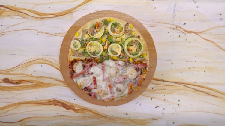 Resep Pizza dengan 2 Topping, Camilan Wajib Coba Nih Jika resep pizza biasanya hanya menggunakan satu topping, pizza yang berikut ini punya dua topping istimewa.
