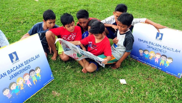 Tulisan menyentuh dari penulis buku #DearRiver dan Berjalan Jauh, Fauzan Mukrim, mengenai jangan pernah memaksakan kemampuan anak membaca.