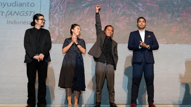 Seniman Suvi Wahyudianto menerima penghargaan United Overseas Bank (UOB) Southeast Asian Painting of the Year 2018 untuk karyanya yang berjudul Angs't.