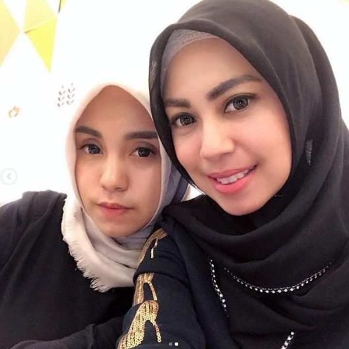 <p><a href="https://hot.detik.com/celeb/4254937/sorotan-untuk-salmafina-ayah-kontroversial-hingga-jadi-janda-di-usia-belia" target="_blank">Salmafina Sunan</a> dan ibunya juga sering wefie bareng. Hmm, hubungan ibu dan anak ini seperti sahabat. (Foto: Instagram @heidysunan)</p>