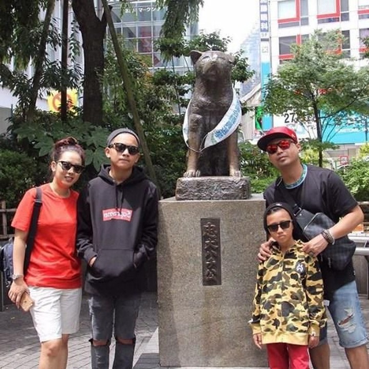 <p>Wah berfoto di Patung Hachiko! Seru banget nih<a href="https://hot.detik.com/celeb/d-4195198/kocak-belajar-edit-foto-soimah-ubah-wajahnya-jadi-aneh-banget?_ga=2.64682991.1157048660.1541385462-503247584.1538538553" target="_blank"> Soimah</a> sekeluarga liburan ke Tokyo, Jepang. (Foto: Instagram @showimah)</p>