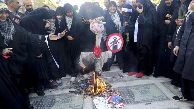 Demonstran Iran berteriak "Matilah Amerika!" dalam unjuk rasa memperingati gerakan Revolusi Islam 1979 dan penjatuhan kembali sanksi AS pada Senin (5/11).