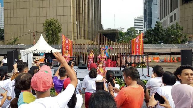 Nuansa Danau Toba memberi sentuhan berbeda di Car Free Day Jakarta yang digelar di Park and Ride Thamrin hingga membuat kehebohan di antara para pengunjung.