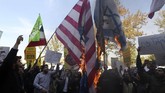FOTO: Pekik 'Matilah Amerika' Menggema di Iran Pekik 'Matilah Amerika' menggema di penjuru Iran ketika ribuan orang berunjuk rasa menjelang penjatuhan kembali sanksi oleh Amerika Serikat pada Senin (5/11).