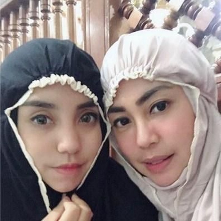<p>Sama-sama pakai mukena, lama-lama Salmafina dan Bunda Heidy kayak anak kembar. Hi-hi-hi. (Foto: Instagram @heidysunan)</p>