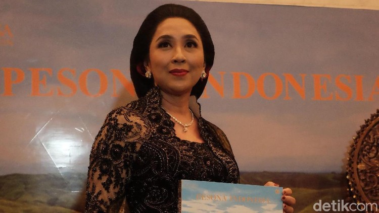 Istri Chairul Tanjung, Anita Tanjung berulang tahun ke-50. Dia pun mendapat ucapan manis dari sang putri, Putri Tanjung. Apa itu?