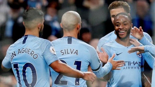 Manchester City kembali ke puncak klasemen usai meraih mengalahkan Southampton 6-1 pada pekan ke-11 Liga Primer Inggris di Stadion Etihad, Minggu (4/11).
