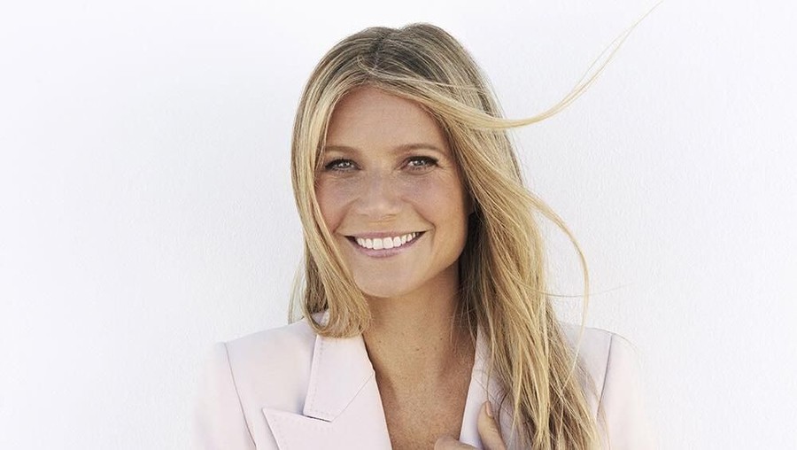 Gwyneth Paltrow telah resmi menikah dengan Brad Falchuck pada 28 September lalu. Paltrow mengunggah gaun putih cantiknya di Instagram.