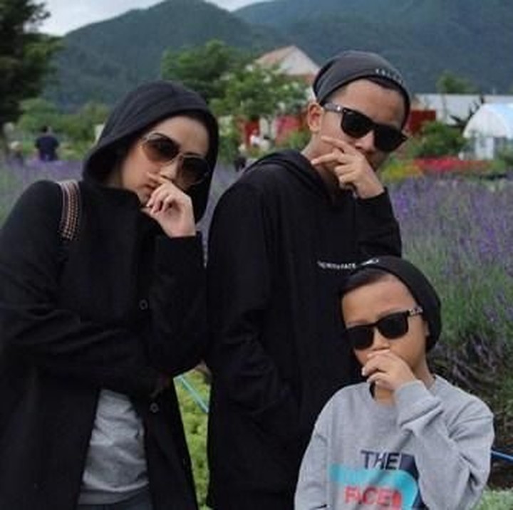 <p>Gaya kompak Soimah dan kedua jagoannya. Kece banget kacamatanya! (Foto: Instagram @showimah)<br /><br /></p>