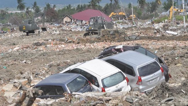 Pemerintah meminta masyarakat tidak memaksakan diri kembali membangun rumah di atas lokasi eks likuefaksi tersebut.