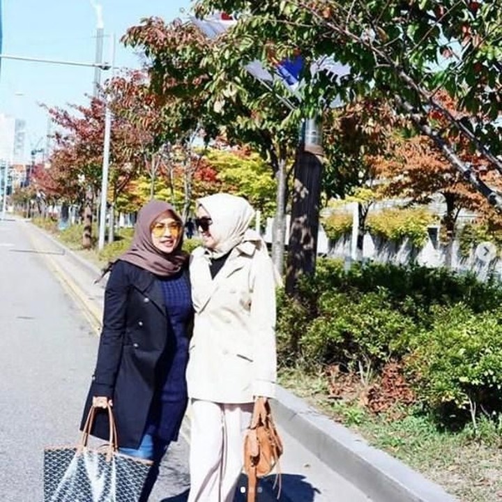 <p>Salmafina Sunan dan Bunda Heidy memang sering pelesiran ke berbagai tempat, Bun. Mereka kelihatan akrab banget ya. (Foto: Instagram @heidysunan)</p>