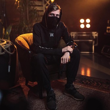 Lirik Lagu Lily - Alan Walker, K-931 & Emelie Hollow