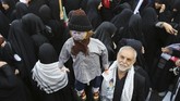 FOTO: Pekik 'Matilah Amerika' Menggema di Iran Pekik 'Matilah Amerika' menggema di penjuru Iran ketika ribuan orang berunjuk rasa menjelang penjatuhan kembali sanksi oleh Amerika Serikat pada Senin (5/11).