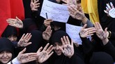 FOTO: Pekik 'Matilah Amerika' Menggema di Iran Pekik 'Matilah Amerika' menggema di penjuru Iran ketika ribuan orang berunjuk rasa menjelang penjatuhan kembali sanksi oleh Amerika Serikat pada Senin (5/11).