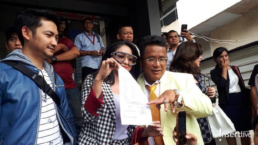 Gagal, Usaha Hotman Paris Damaikan Dewi Perssik v Keponakan Ribut antara Dewi Perssik dan keponakan tadinya ingin didamaikan secara kekeluargaan, tapi usaha itu gagal. Kenapa?