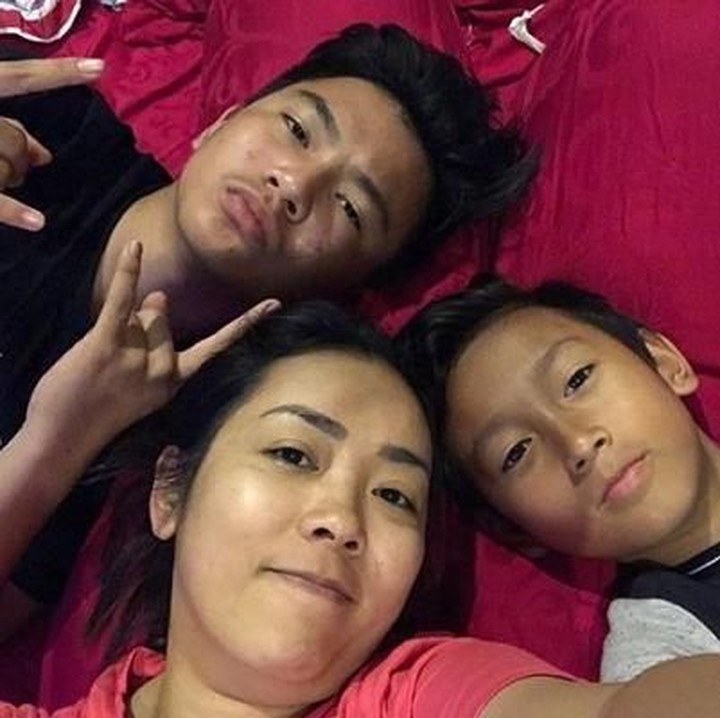<p>Wefie ala Soimah dan anak-anaknya nih, sederhana tapi terasa hangat ya. (Foto: Instagram @showimah)</p>