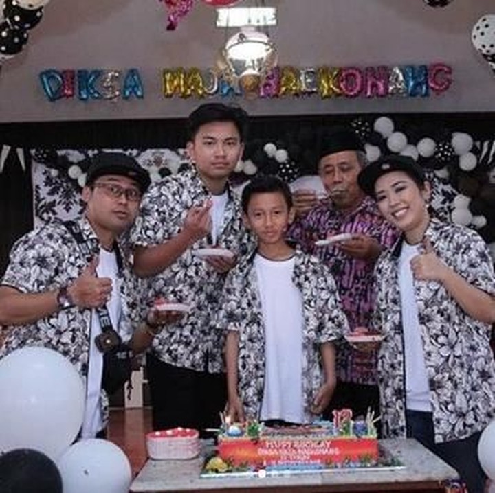 <p>Ini momen Diksa Naja Naekonang, anak kedua <a href="https://hot.detik.com/celeb/d-4214174/jokowi-ucapkan-selamat-ulang-tahun-untuk-anak-soimah?_ga=2.60011629.1157048660.1541385462-503247584.1538538553" target="_blank">Soimah</a> ulang tahun ke 12, Bun. Selamat ulang tahun ya Diksa! (Foto: Instagram @showimah)<br /><br /></p>