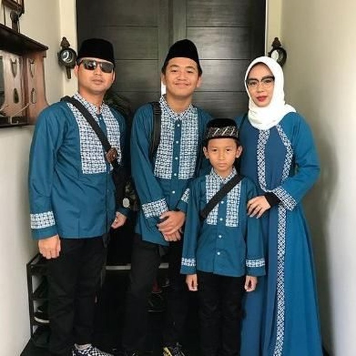 <p>Kompak banget nih <a href="https://hot.detik.com/celeb/d-4203871/ngantuk-berat-anak-soimah-tidur-di-bathtub?_ga=2.64682991.1157048660.1541385462-503247584.1538538553" target="_blank">Soimah</a> sekeluarga pakai baju warna biru. (Foto: Instagram @showimah)<br /><br /></p>