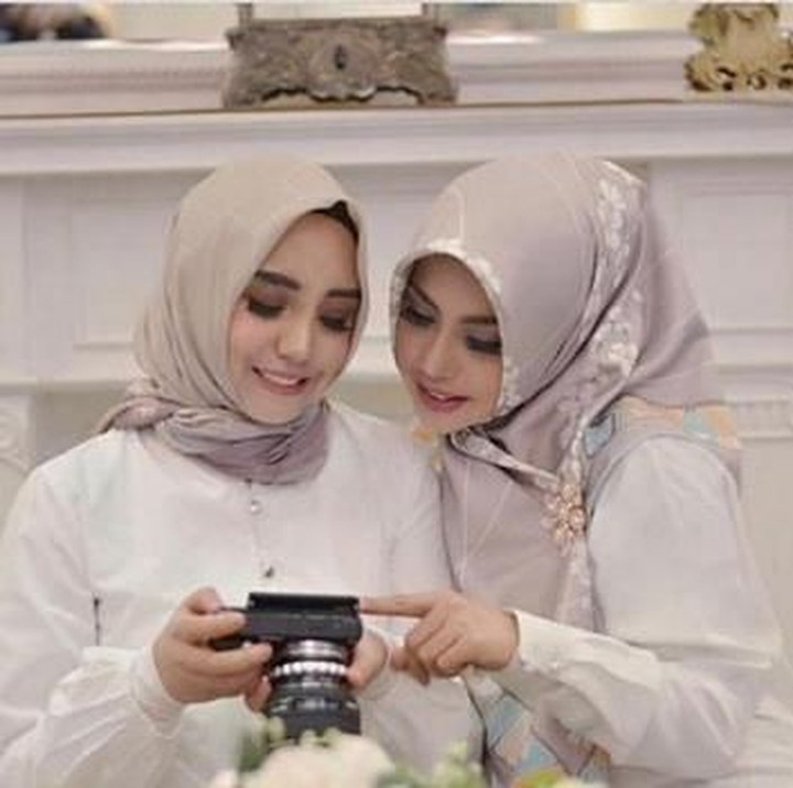 <p>Lagi lihat foto apa ya ibu dan anak ini? Serius banget. (Foto: Instagram @heidysunan)</p>