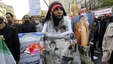 FOTO: Pekik 'Matilah Amerika' Menggema di Iran Pekik 'Matilah Amerika' menggema di penjuru Iran ketika ribuan orang berunjuk rasa menjelang penjatuhan kembali sanksi oleh Amerika Serikat pada Senin (5/11).