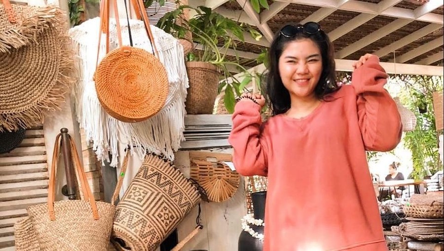 Meldi, keponakan Dewi Perssik, mengaku tidak peduli dengan video klipnya yang banjir hujatan.