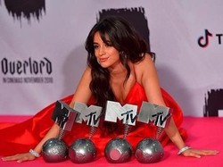 Raih Piala MTV EMA Terbanyak, Ini Gaya Kece Camila Cabello