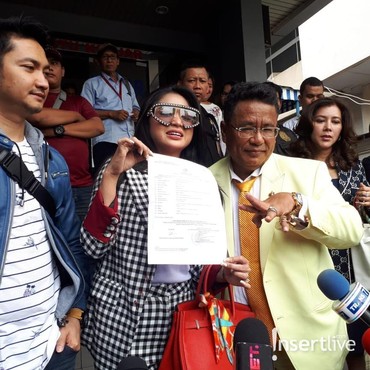 Polemik Keluarga Jadi Konsumsi Publik, Ibu Dewi Perssik Sakit