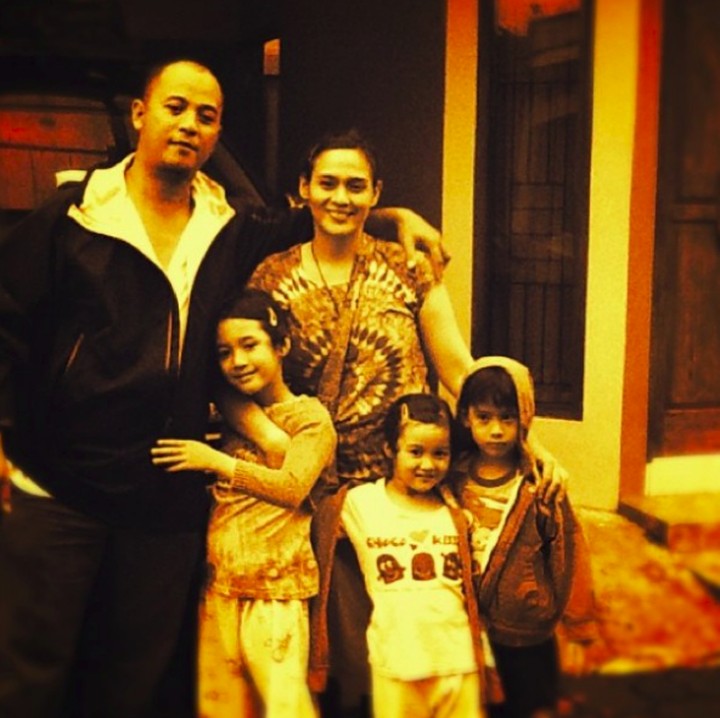 <p>Jarang muncul di layar kaca dan film, kini Ine lagi senang-senangnya berkumpul bareng keluarga. Ine menikah dengan sinematografer Yudhi Datau sejak 2003 dan punya tiga anak yaitu Nurra, Zeyn dan Amanina. (Foto: Instagram/inefebriyanti)</p>